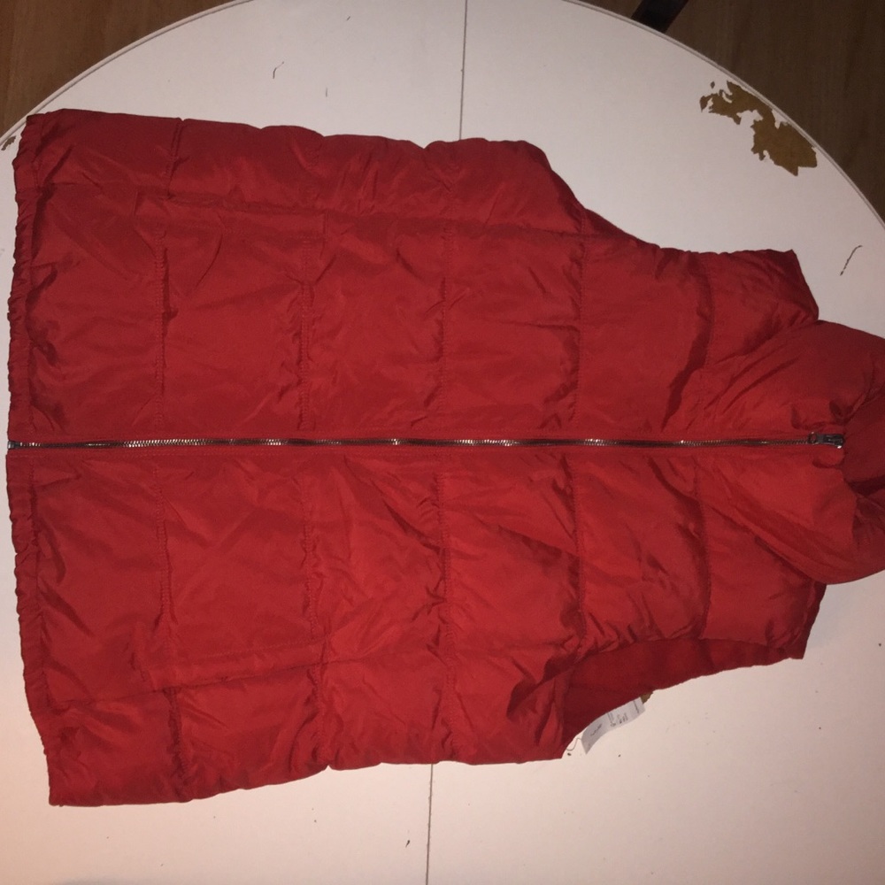 Red Old Navy puffer vest!❤️
